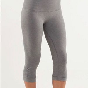 Lululemon Capri awakening yoga pants leggings 6